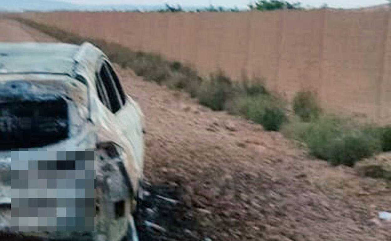Vehículo calcinado en un descampado de La Puebla. 