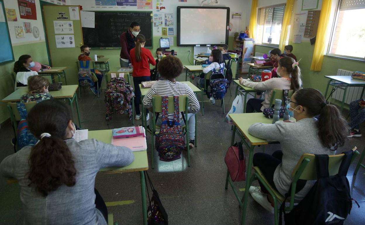 Alumnos en un aula de Primaria del colegio Nuestra Señora de los Ángeles de El Esparragal.
