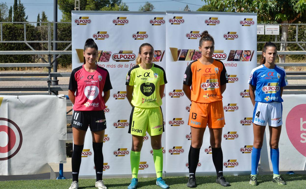 Jugadoras del Alhama femenino presentan la publicidad de ElPozo Alimentación.