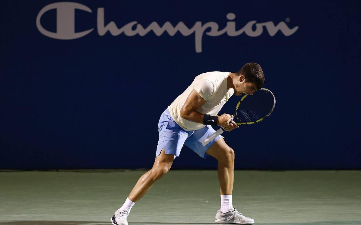 Carlos Alcaraz celebra un punto, en los cuartos de final ante Marcos Giron.