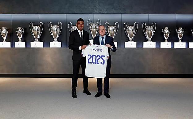 Casemiro posa junto a Florentino Pérez y una camiseta conmemorativa de su renovación. 