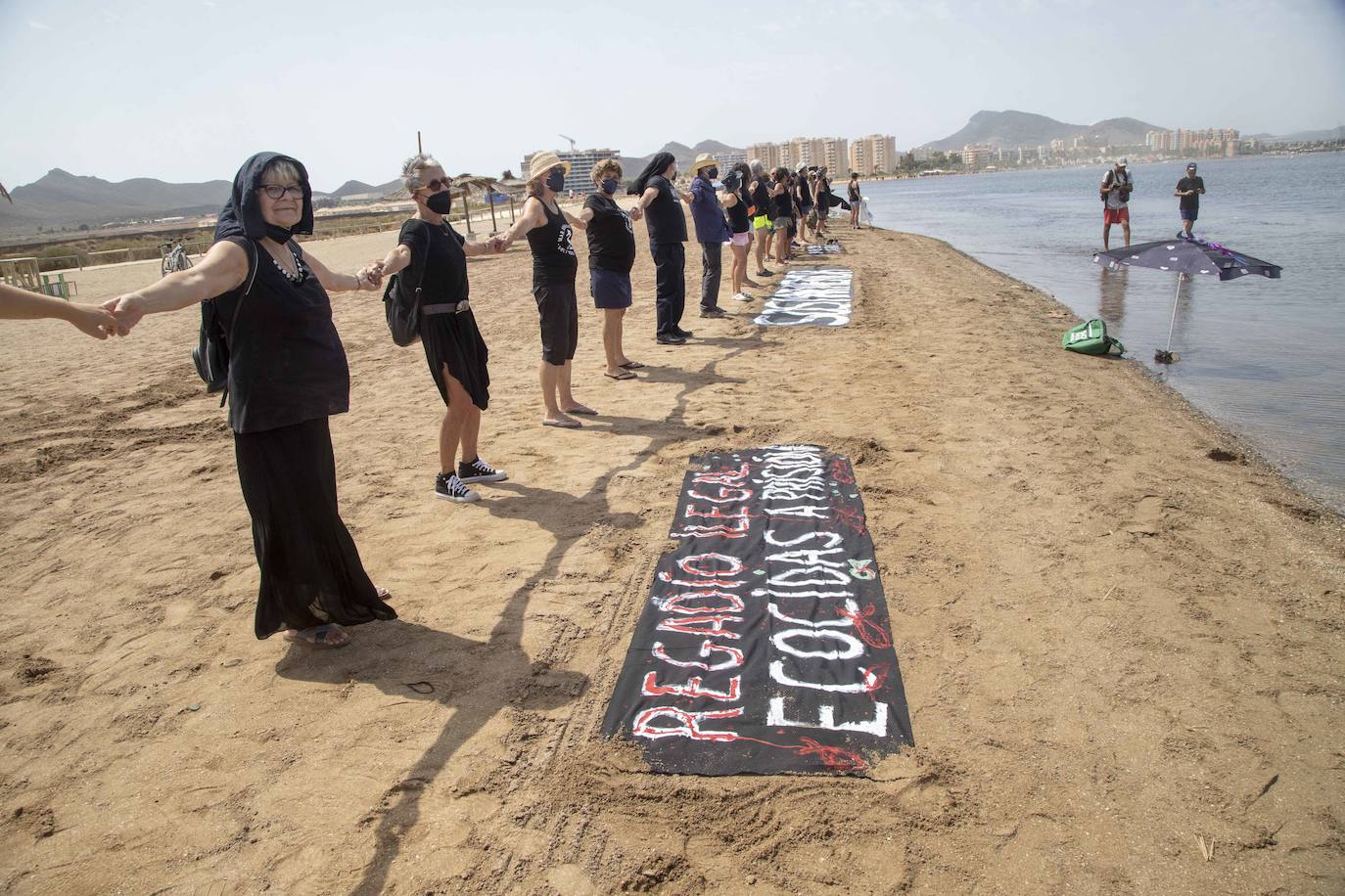 Fotos: Protesta en la Playa de los Alemanes en defensa del Mar Menor