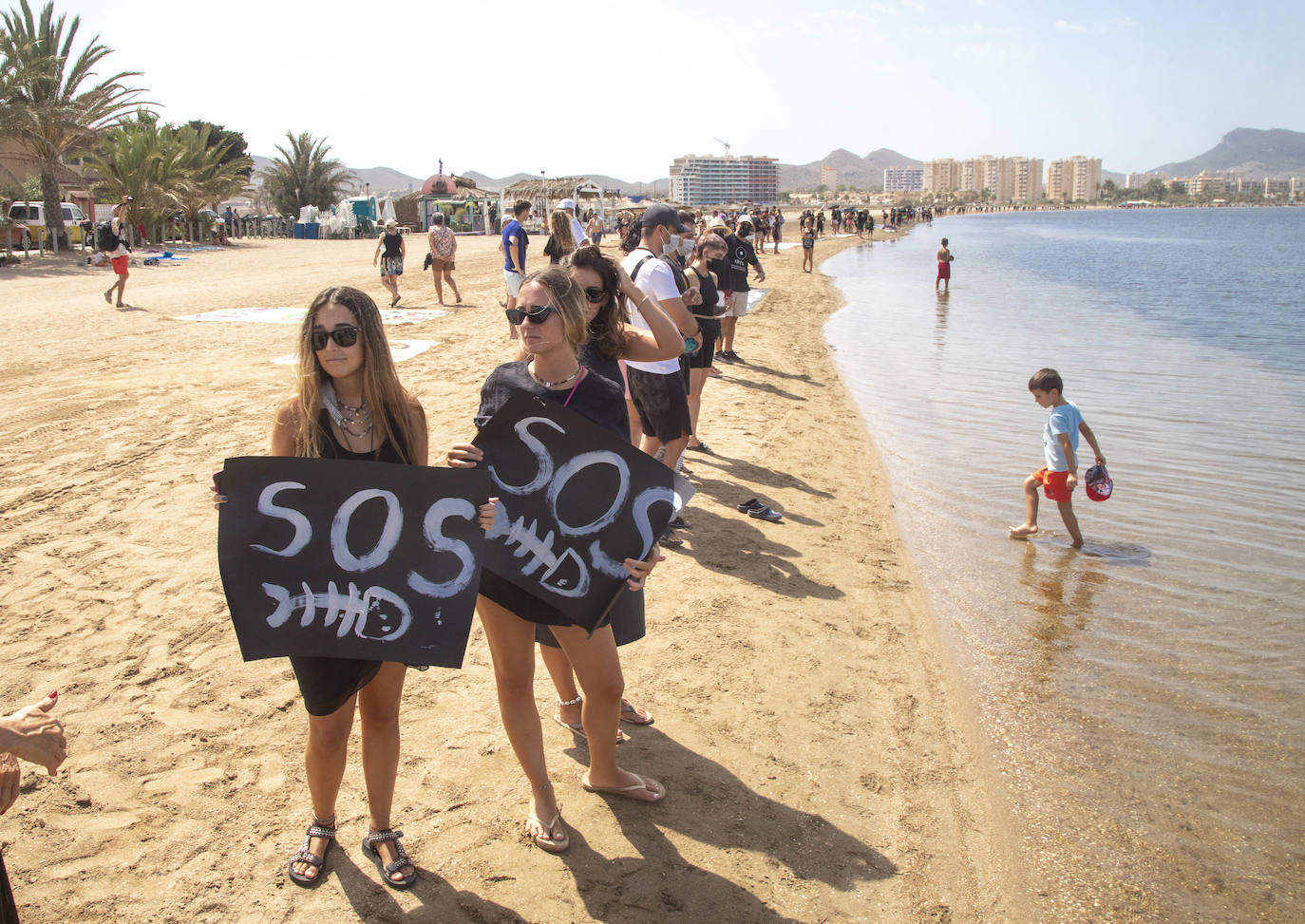 Fotos: Protesta en la Playa de los Alemanes en defensa del Mar Menor