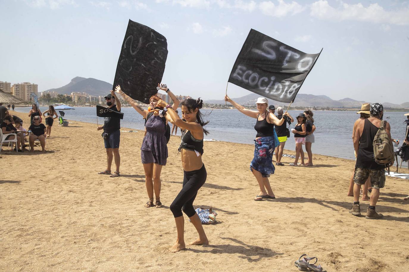 Fotos: Protesta en la Playa de los Alemanes en defensa del Mar Menor