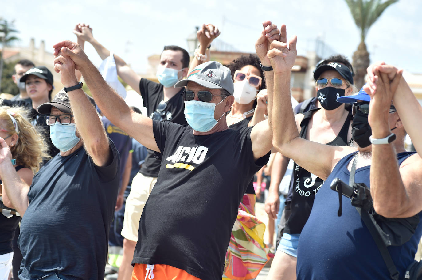 Fotos: La cadena humana en defensa de la laguna salada, en imágenes