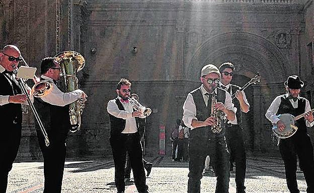 David toca el saxo en el último concierto de Dixieland Train. 