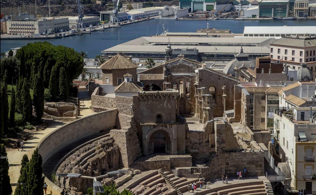 Vista de la Catedral, con el Teatro Romano en primer término. Al fondo, el astillero de Navantia. 