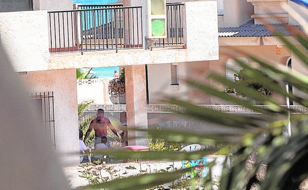 Moradores de una casa usurpada en el kilómetro 7 de La Manga.