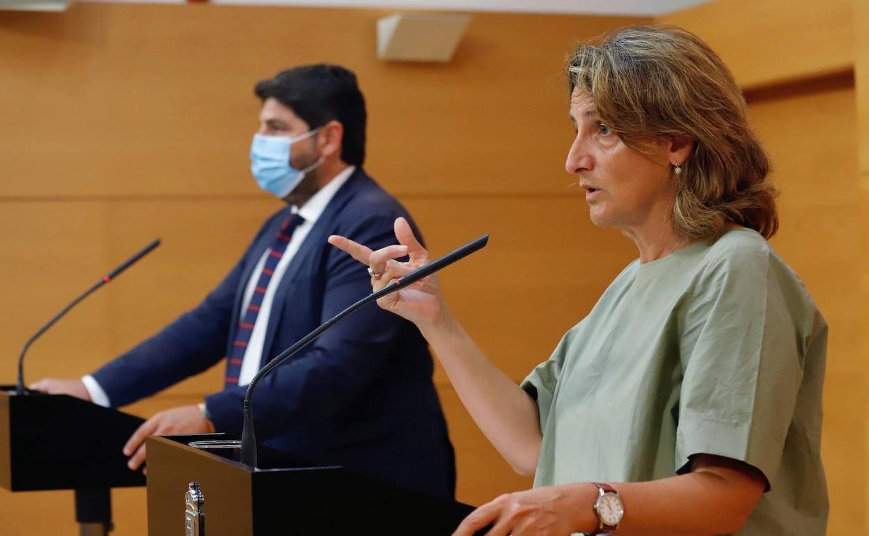 La ministra para la Transición Ecológica y el Reto Demográfico, Teresa Ribera, y el presidente de la Región de Murcia, Fernándo López Miras durante la rueda de prensa conjunta que llevaron a cabo la semana pasada.