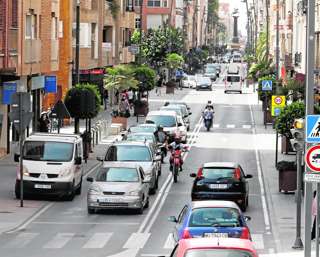 Tráfico en la avenida Juan Carlos I, la principal arteria urbana de Lorca. 