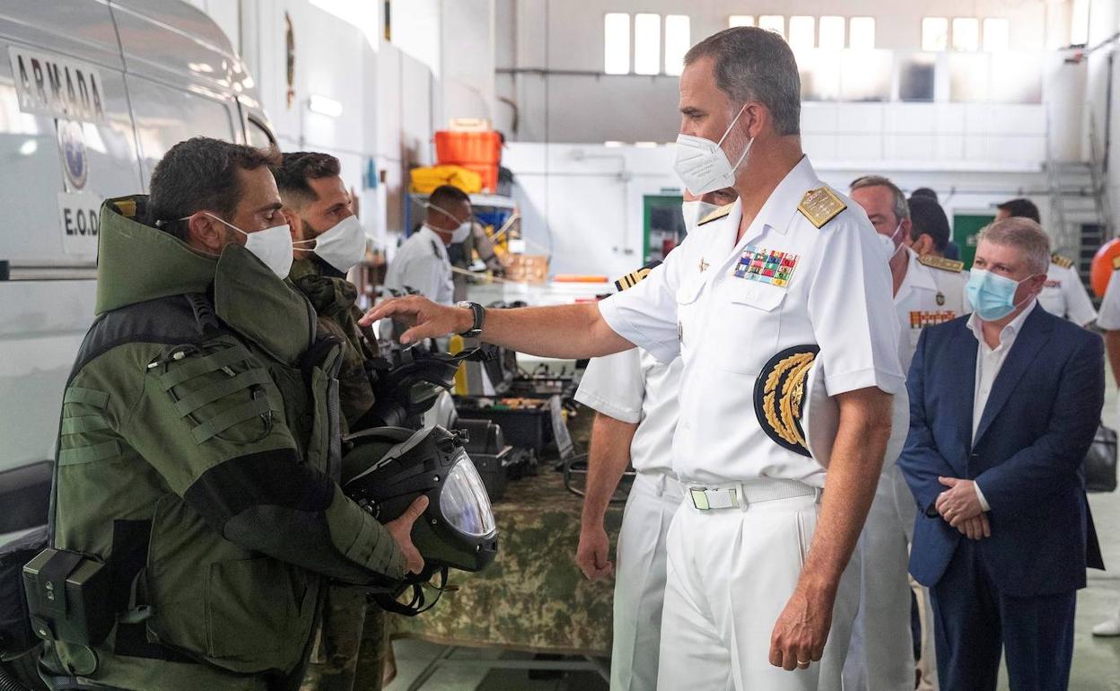 Felipe VI, este jueves, en la base de la Fuerza de Medidas Contra Minas de la Armada Española, en Cartagena.