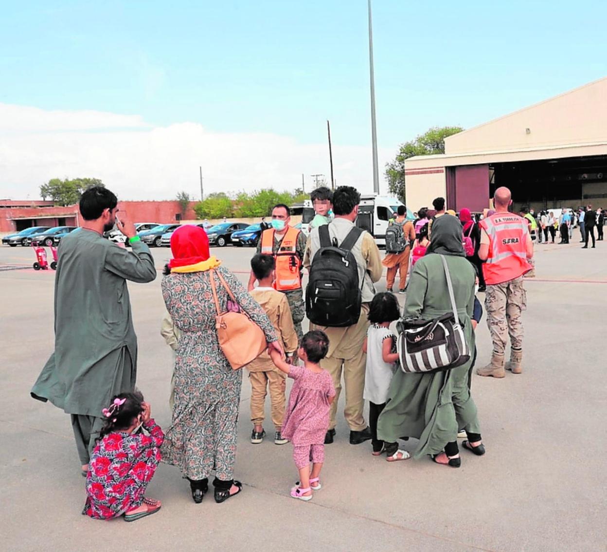 Llegada a Torrejón de refugiados de Afganistán. 