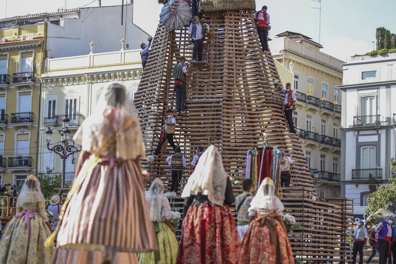 Fotos: Así han sido las atípicas Fallas de Valencia con mascarillas y abanicos