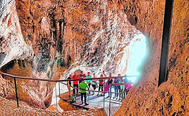 Visita interior de la Cueva-Sima de la Serreta, en Cieza.