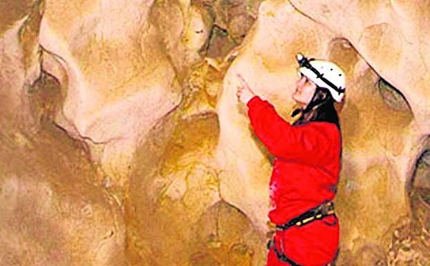 Formaciones rocosas en el interior de la Cueva del Puerto, en Calasparra.