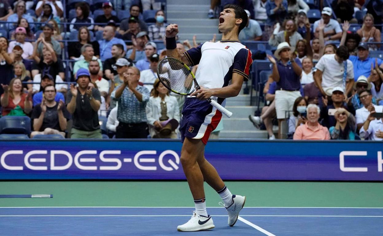 Alcaraz celebra uno de los puntos ante el griego Tstsipas, esta pasada madrugada en Nueva York.