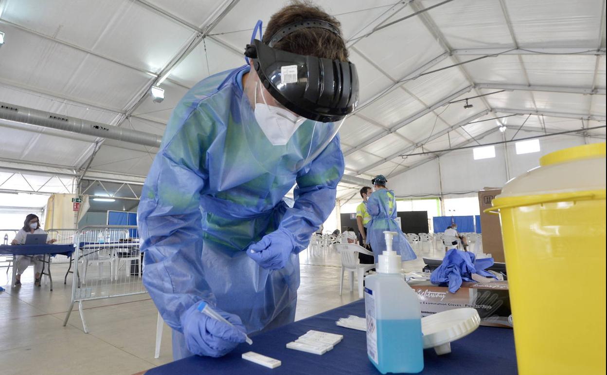 Un sanitario comprueba el resultado de una prueba de antígenos en San Javier, en una fotografía de archivo.