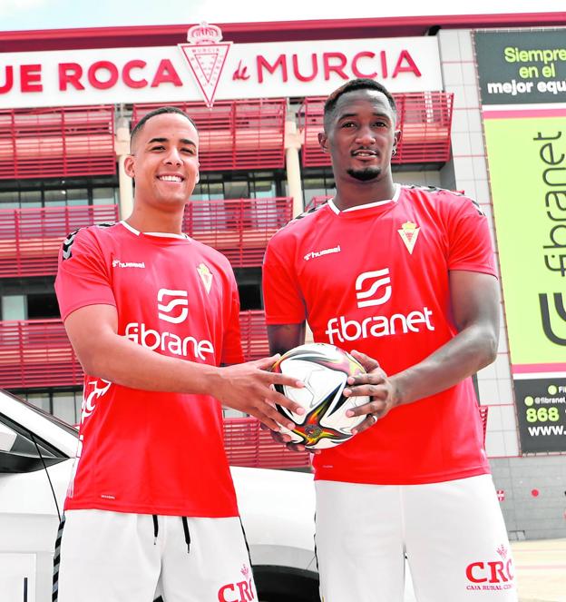 Athuman y Boris Kouassi, ayer, en la explanada de entrada al estadio Enrique Roca. 