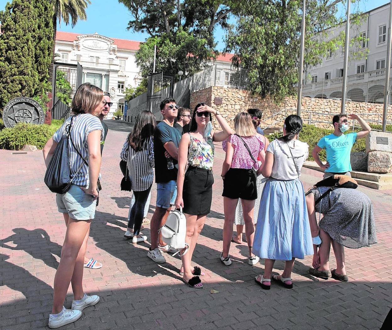 Un grupo de estudiantes erasmus, frente al Rectorado, durante su recorrido por el casco antiguo. 