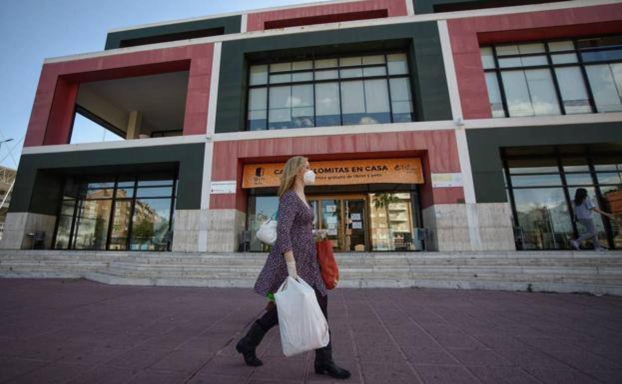 Una mujer pasea frente a la Biblioteca Regional, en una fotografía de archivo. 