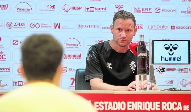 Mario Simón, entrenador del Real Murcia, en la rueda de prensa que dio ayer en el estadio Enrique Roca. 