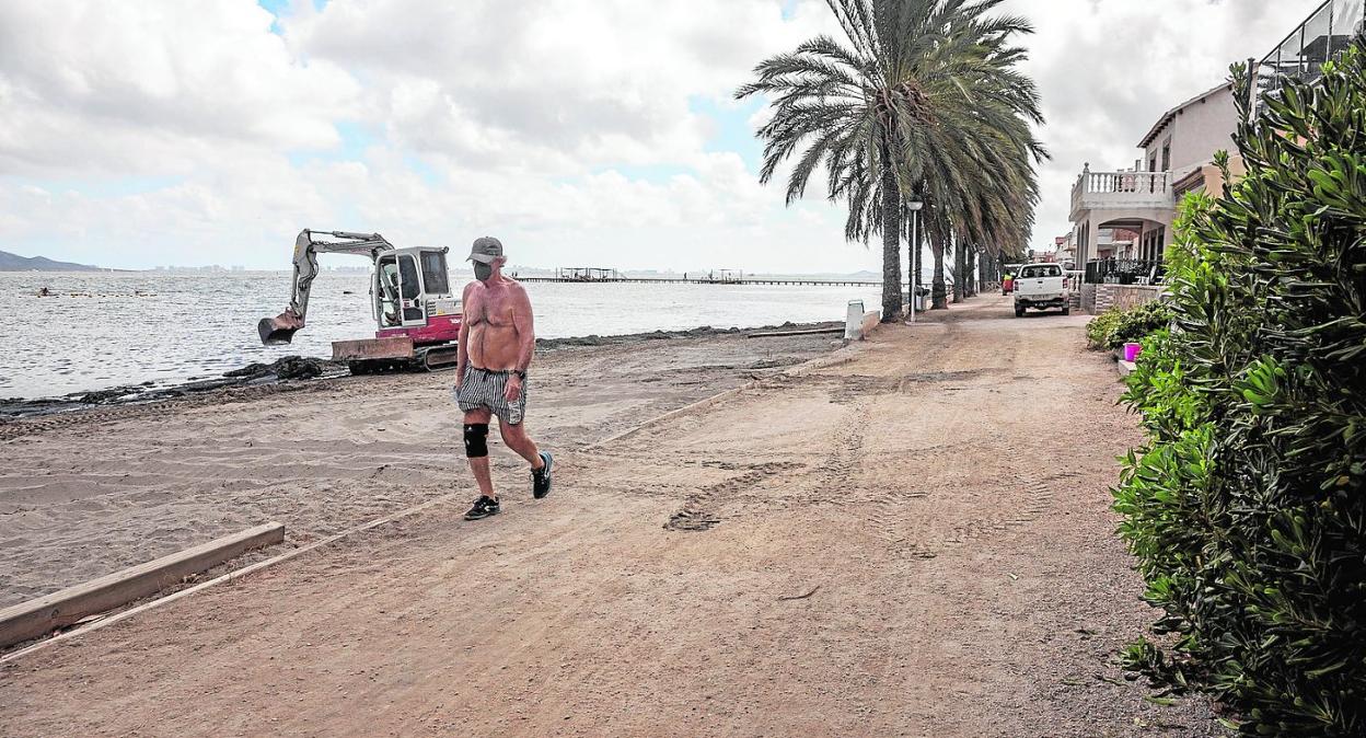 Un vecino camina por el paseo marítimo de Los Urrutias, ayer por la mañana. 