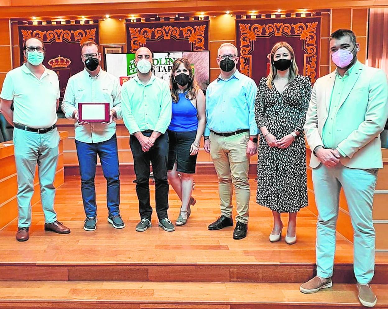 González-Conejero (2i) y el alcalde (3i), ayer, en el Salón de Plenos. 