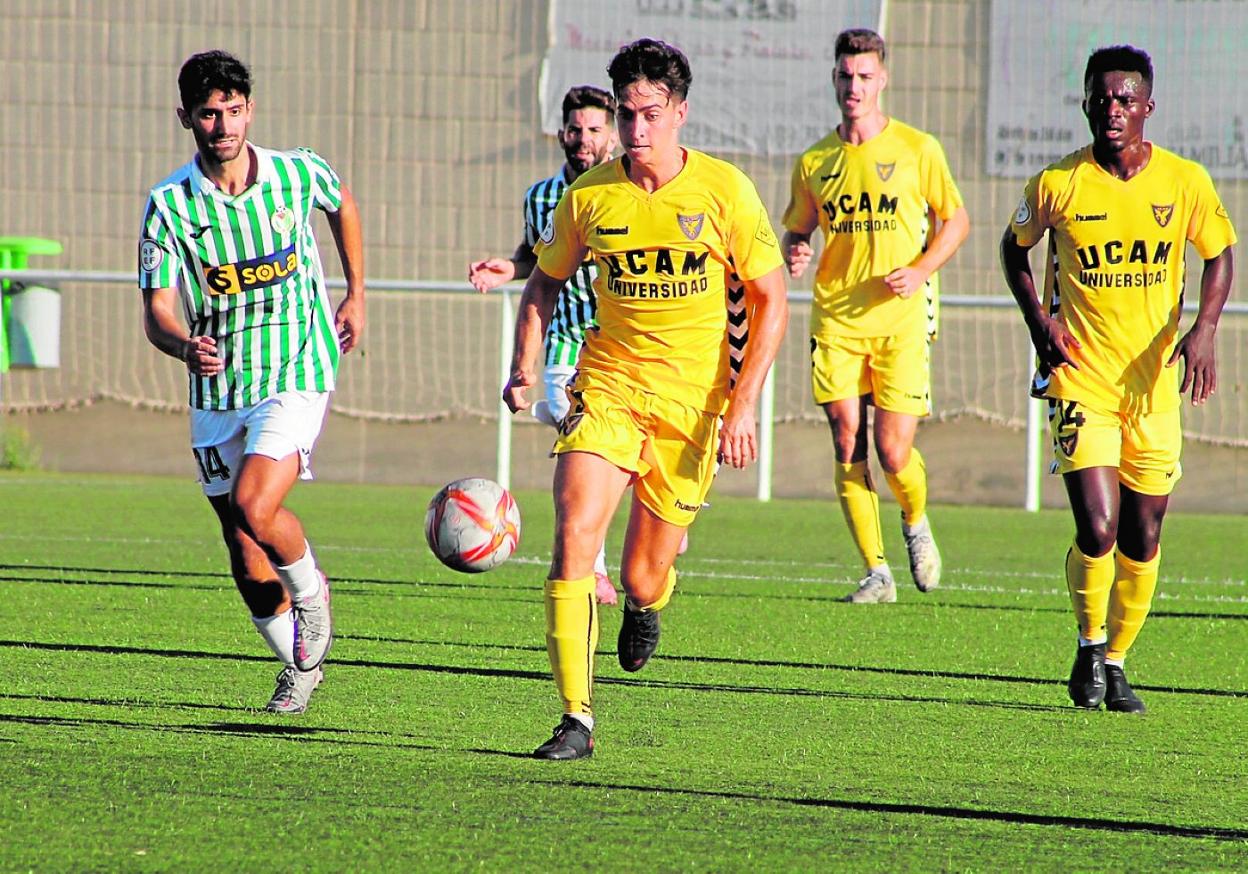 Una jugada del partido que ayer enfrentó a Los Garres y al UCAM B en el campo de Las Tejeras. 