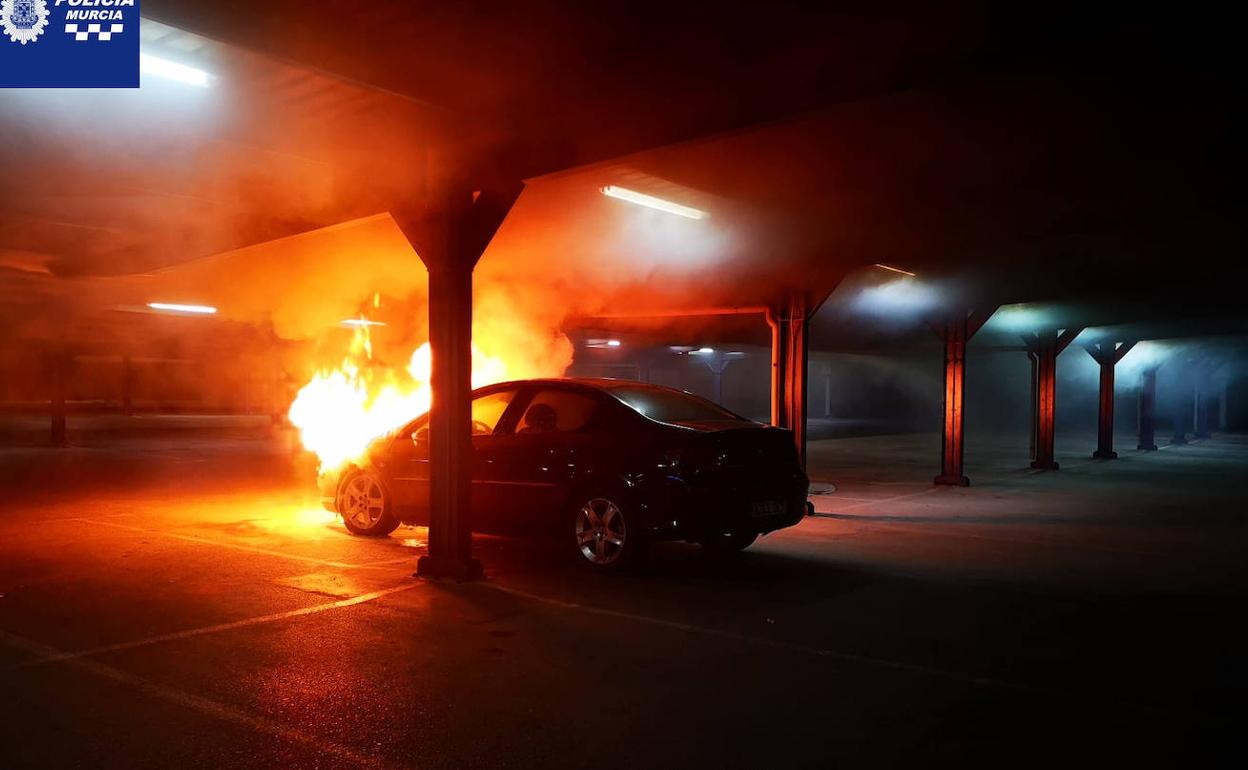 Coche incendiado en un parking de Sangonera la Seca. 