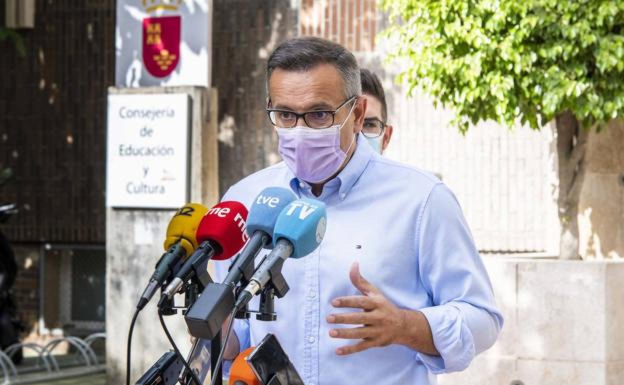 El secretario general del PSRM, Diego Conesa, durante la rueda de prensa.