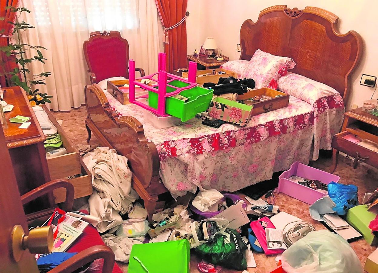 Estado en que quedó la habitación de una de las viviendas desvalijadas de La Puebla.