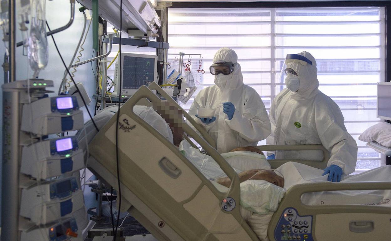 Sanitarios atienden a un paciente en una UCI del hospital Morales Meseguer de Murcia.