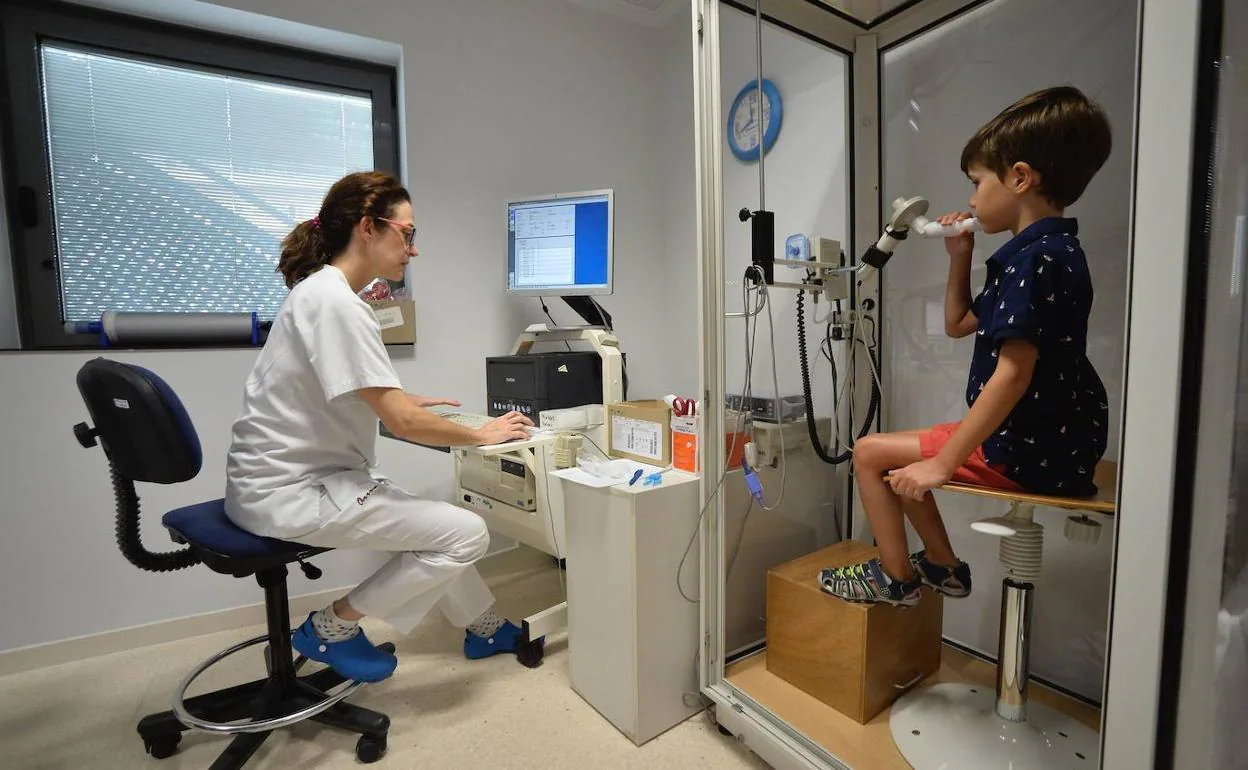 Un niño es examinado en la Unidad Regional de Fibrosis Quística, en una imagen de archivo. 