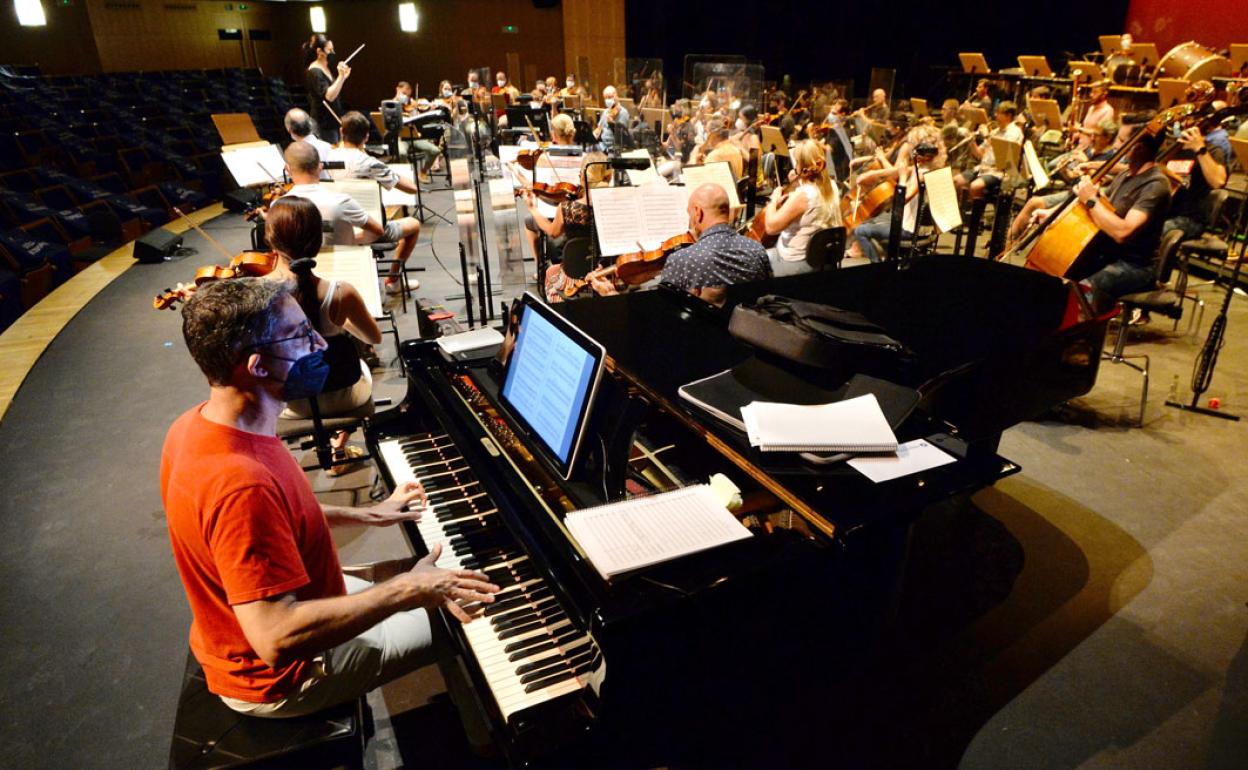 El pianista Pedro durante un ensayo junto a la Orquesta Sinfónica de la Región de Murcia.