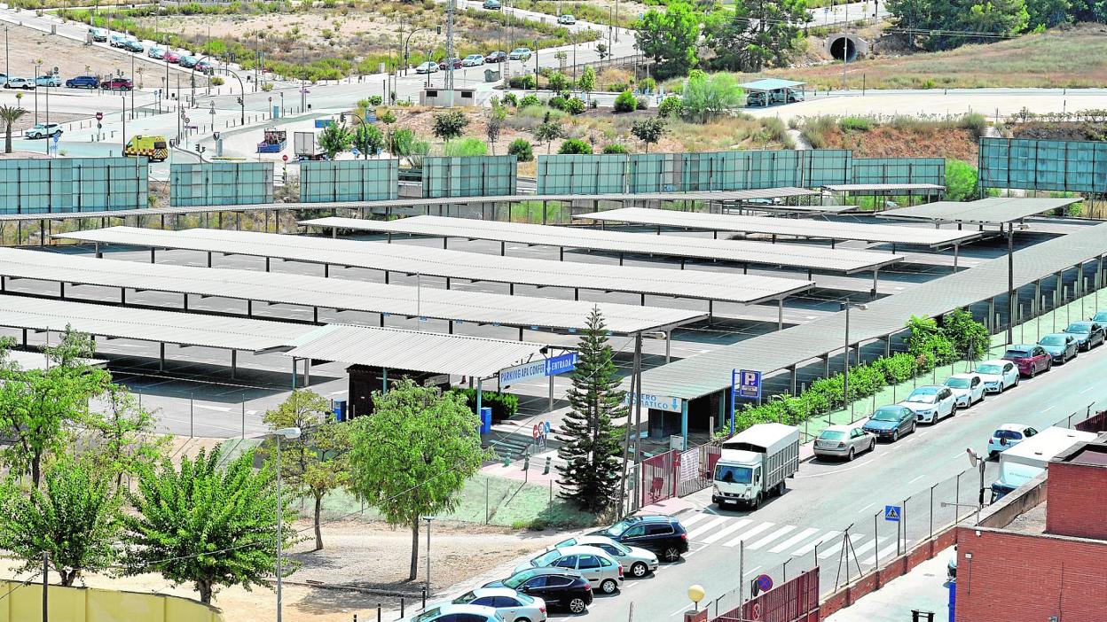 Imagen de las instalaciones del aparcamiento público ubicado a espaldas de La Arrixaca, ya vacío y cerrado, tras las tareas de desmontaje que arrancaron ayer por orden municipal. 