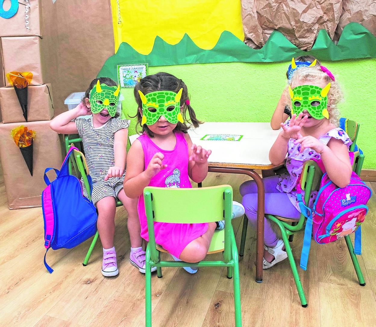 Alumnas de Infantil del colegio Saavedra Fajardo de Murcia, con unas caretas. 