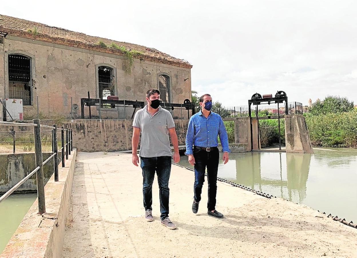 El alcalde de Ulea y el edil Roberto López, ayer, en la Casa de la Luz. 