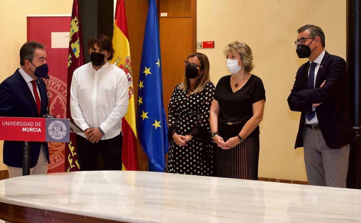 El alcalde de Lorquí, Joaquín Hernández, se dirige al rector, José Luján, durante el acto. 