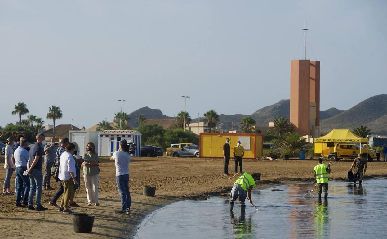 Imagen de la visita de Ribera al Mar Menor el pasado agosto. 