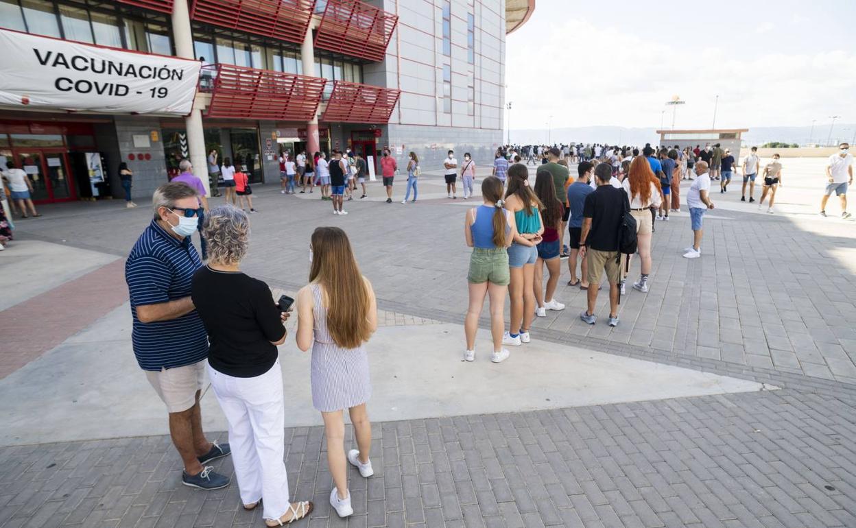 Jóvenes hacen cola para recibir la vacuna en Murcia en una imagen de archivo.
