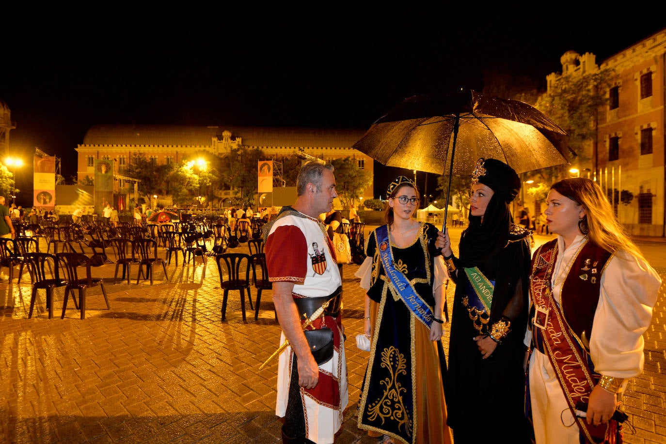 Fotos: Un pregón a cuatro exalta la armonía de culturas de la fiesta de Moros y Cristianos