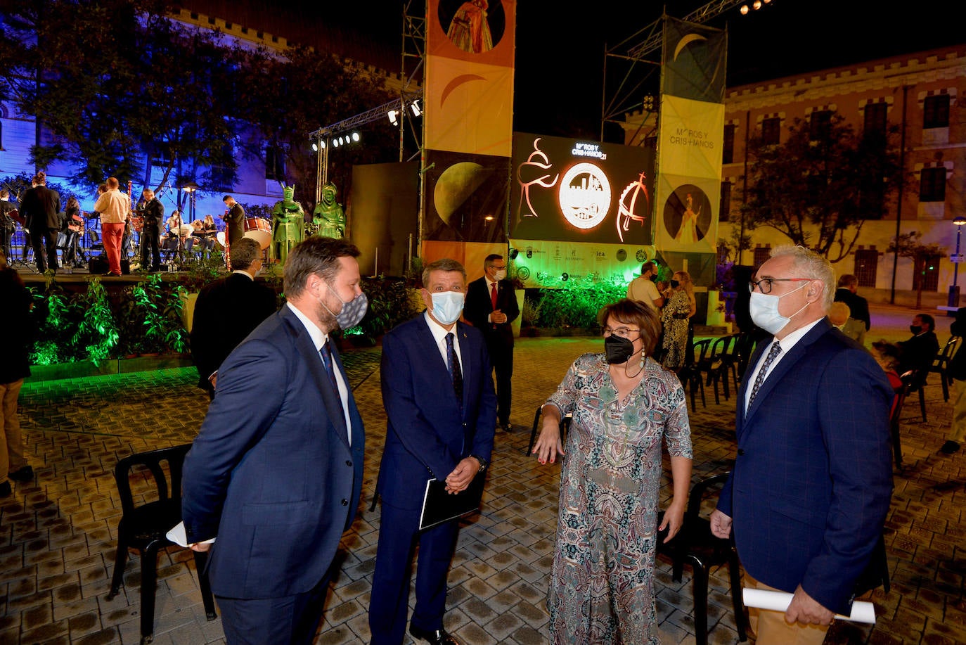 Fotos: Un pregón a cuatro exalta la armonía de culturas de la fiesta de Moros y Cristianos