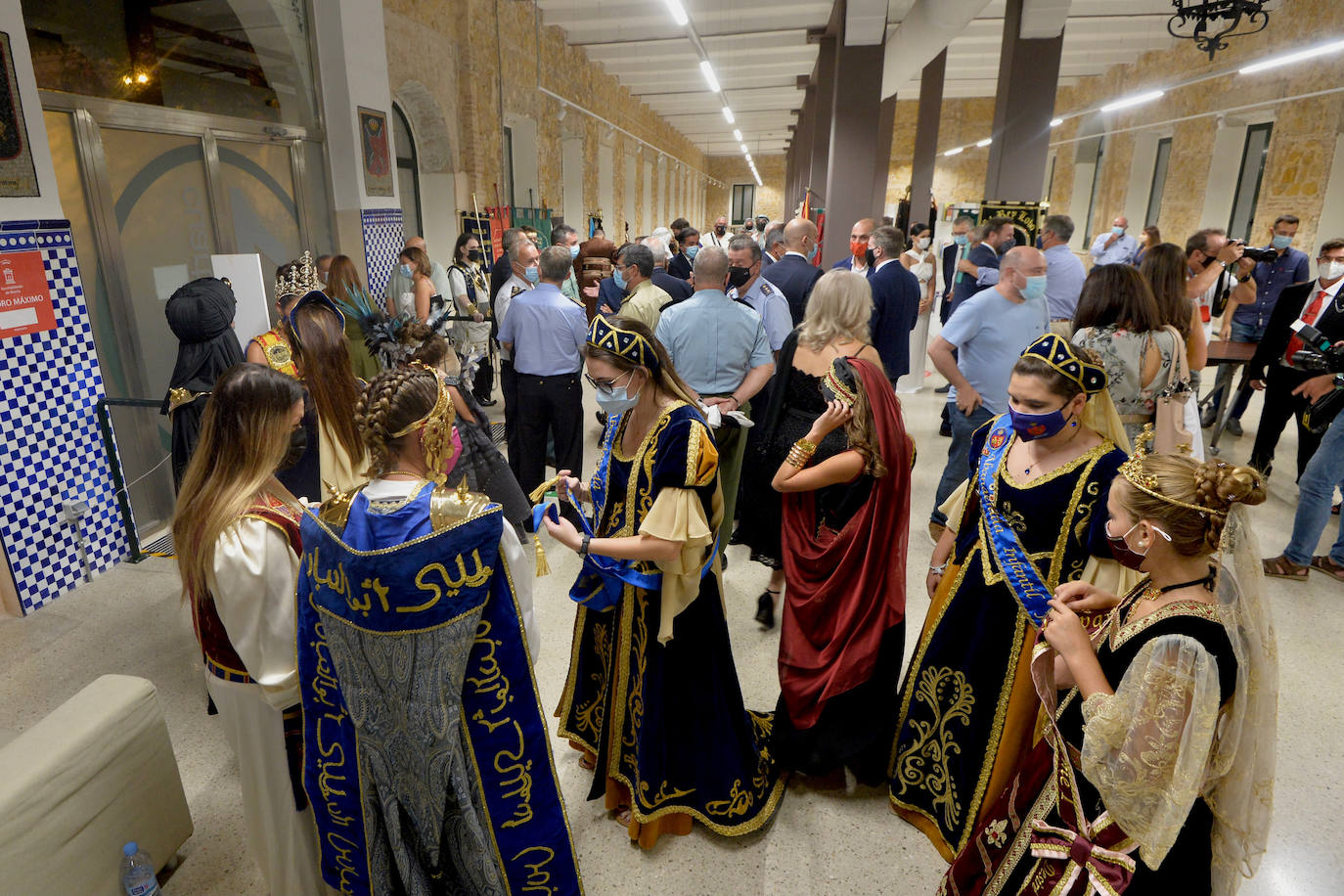 Fotos: Un pregón a cuatro exalta la armonía de culturas de la fiesta de Moros y Cristianos