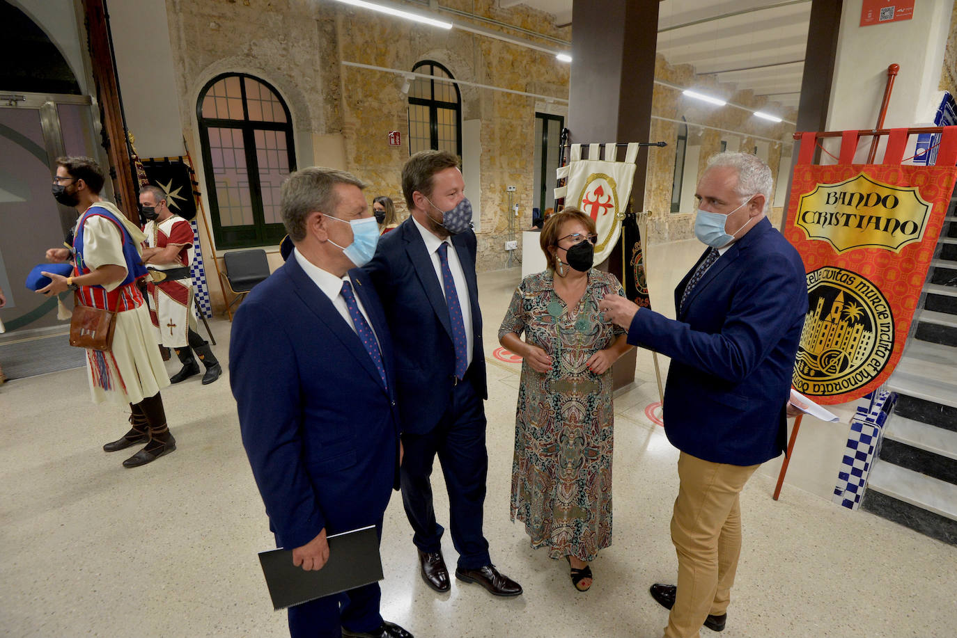 Fotos: Un pregón a cuatro exalta la armonía de culturas de la fiesta de Moros y Cristianos