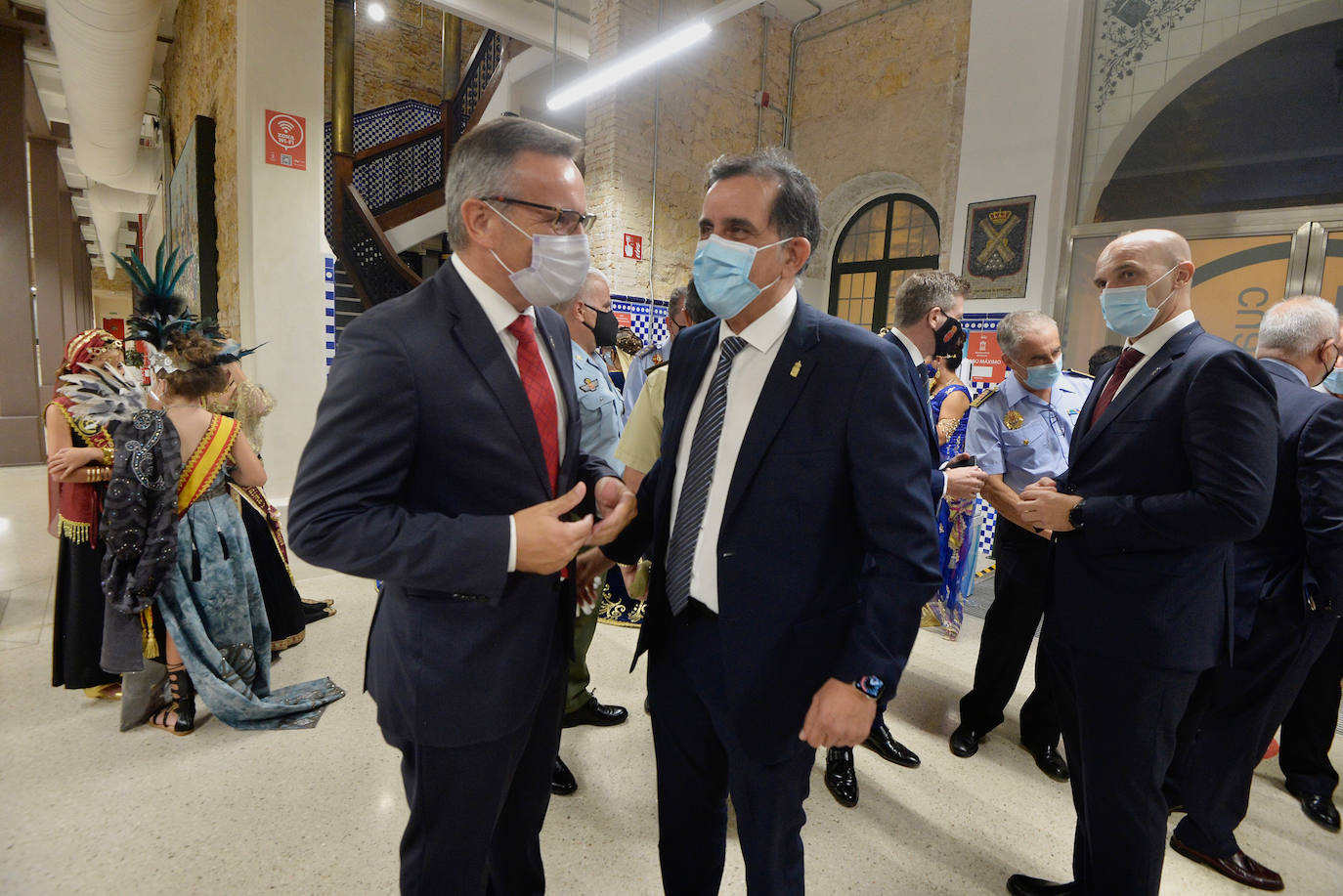 Fotos: Un pregón a cuatro exalta la armonía de culturas de la fiesta de Moros y Cristianos