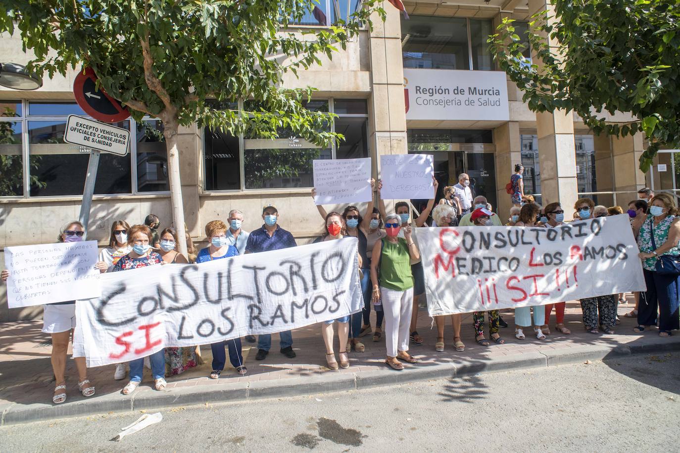 Fotos: Vecinas de Los Ramos piden que se reabra su consultorio