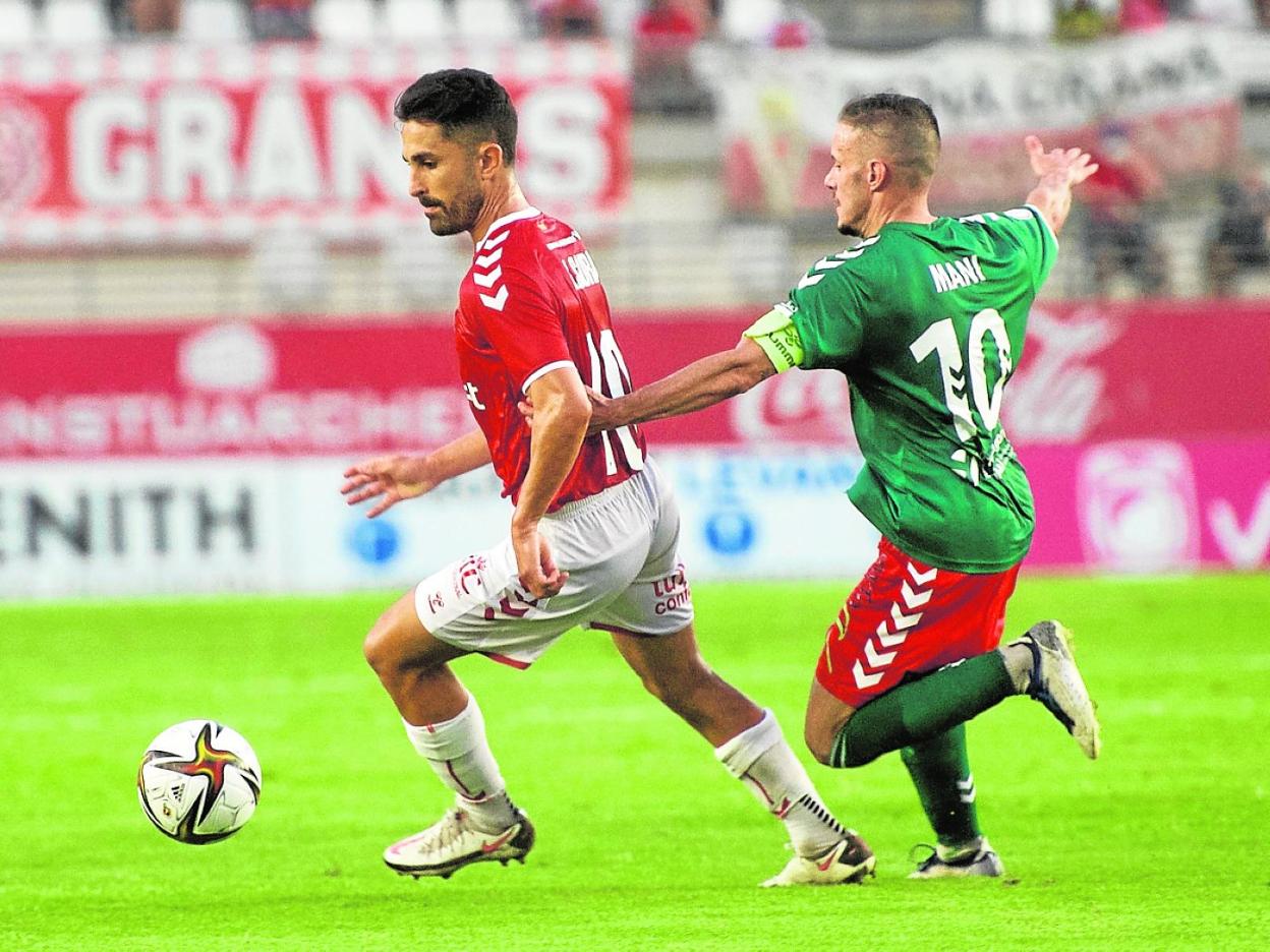 Javi Saura conduce la pelota, en el partido del pasado fin de semana ante el Marchamalo. 