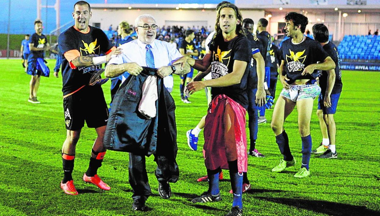 Mendoza, en el Di Stéfano, tras ser manteado por los jugadores. 