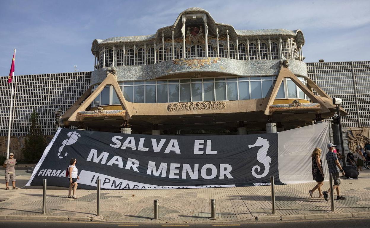 Concentración en la Asamblea Regional por el Mar Menor, este miércoles.