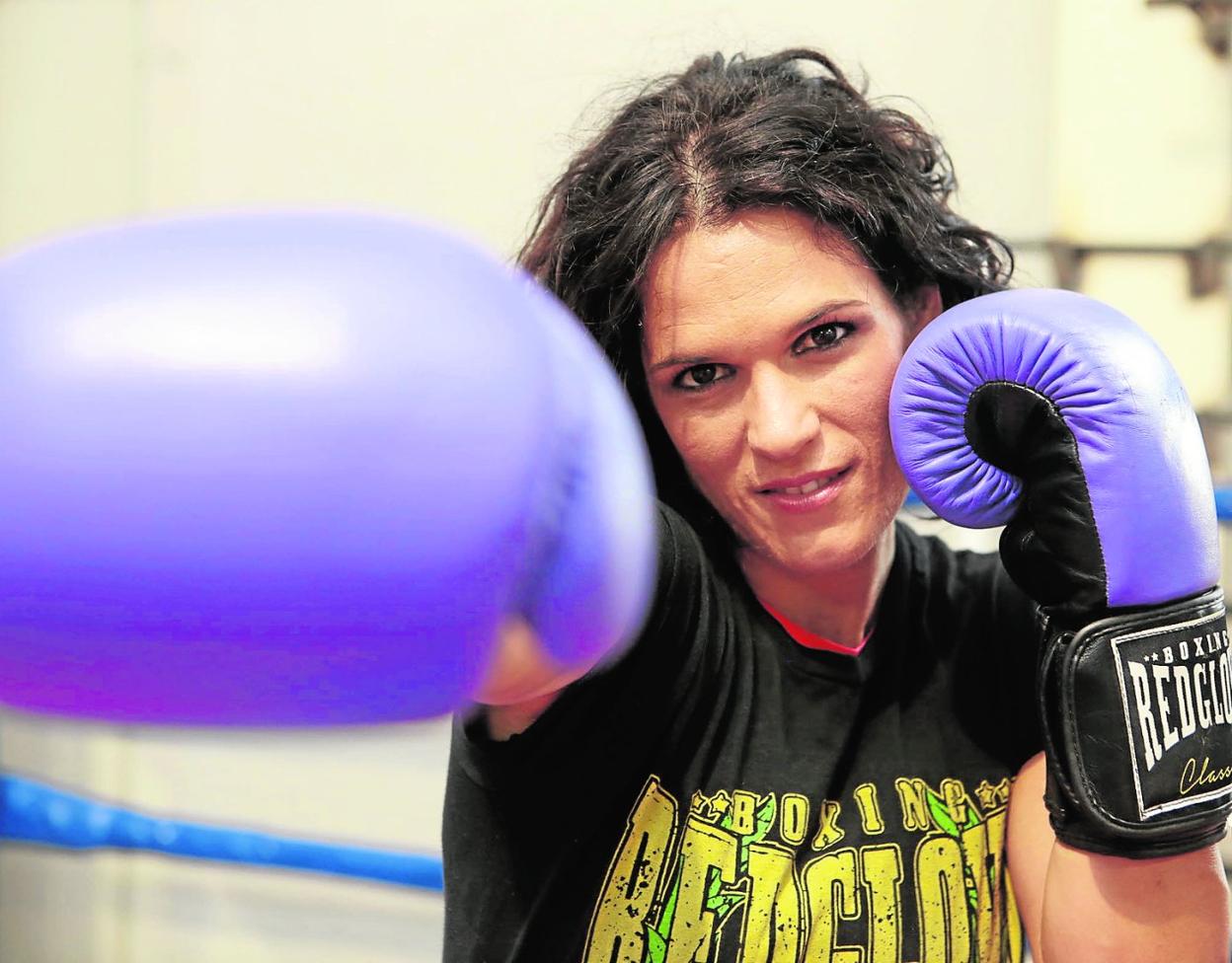  Mari Carmen Romero, boxeadora de Puerto Lumbreas, lanza el puño. 